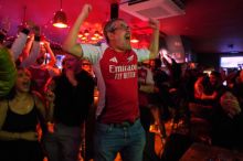 Arsenal po 22 letech vyhrál anglickou ligu, titul mu zajistilo zaváhání City