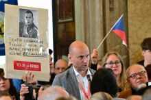 Díval se odpůrcům sudetských Němců do tváří a viděl nenávist. Pořadatel pro ně má radu