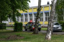 Policie evakuovala školu v Pardubicích a zadržela útočníka, jenž někoho zranil