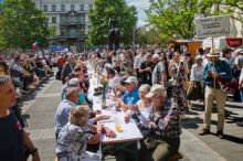 U stolů na náměstí v Brně se usadili Němci i Češi, přišli také protestující