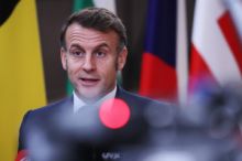 Macron naléhal na Lukašenka, aby nenechal zatáhnout Bělorusko do války, píše AFP