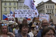 V centru Prahy protestovaly tisíce lidí na podporu ČT a ČRo