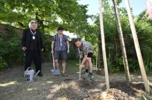 Mladí herci zasadili ve zlínské zoo festivalové stromy