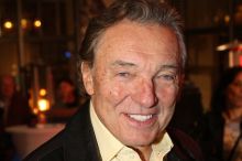 Karel Gott hledal šest let vysněný úkryt. Jeho roubenka přitahovala davy, klid si nakonec vybojoval lstí