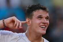 Smáli se, litovali ho. Menšík pak rozzuřil sázkaře a svého kata dohnal k vzácné reakci