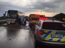 U Boršova se srazil autobus s autem, záchranáři ošetřili 13 lidí