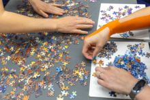 Na českém šampionátu ve skládání puzzle na čas zápolilo v Ostravě okolo 330 lidí