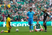 Tři vyloučení v jednom zápase, to se na MS ve fotbale nestalo už 20 let