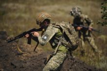 Zelenskyj: Voják na frontě by měl brát 300.000 hřiven, v týlu 30.000