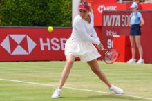 Krejčíková kvůli nemoci přišla o finále, v Queen's Clubu vyhrála Vekičová
