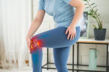 Proč artróza postihuje ženy častěji než muže? Roli hrají hormony, menopauza i životní styl
