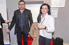 Hvězda První republiky Jiří Vyorálek má krásnou manželku Zuzanu. Erotické scény raději přenechává jiným