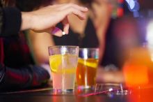 Drink spiking bude trestný. Vhození drogy do pití bez vědomí majitele doteď zákon neřešil