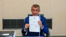 Vláda trvá na zrušení poplatků, peníze pro ČT a ČRo prý získá díky EET 2.0