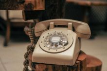 Pevná telefonní linka zcela nevymřela. Měděné dráty ale už nečekejte