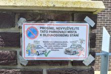 „Tady nesmíte parkovat.“ Právník radí, zda se řídit soukromými vzkazy na plotech