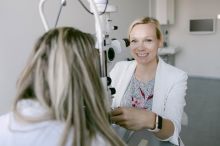Světová premiéra v Praze: Andrea Janeková jako první na světě implantovala novou torickou nitrooční čočku společnosti ZEISS Medical Technology