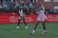 Serena Williamsová si zahraje ve Wimbledonu čtyřhru po boku sestry Venus