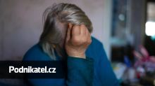 Seniory připravují o celoživotní úspory. Tohle jsou nejčastější triky podvodníků