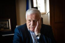 „Duchovní otec české politiky.“ Macinka ocenil Klause medailí, v minulosti pro něj přitom pracoval