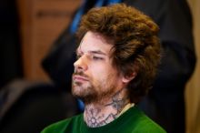 Soud uložil 25 let vězení muži, který téměř odřízl hlavu svému známému