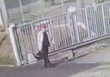 Muže, který byl v Čelákovicích u školy se zbraní, zadržela policie v Praze
