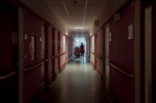 Neklimatizované domy seniorů spoléhají ve vedru na zastínění oken či ventilátory