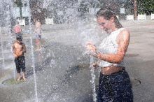 Chyby děláme ve sprše i při větrání. Jak ve zdraví přežít tropické peklo