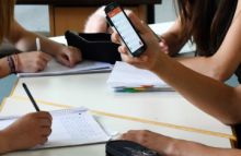 Experti ocenili návrh zákona, který má zakázat telefony ve školách