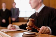 Seniorka a zubařka si za vraždu vůdce sekty pravomocně odpykají dvanáct a devět let