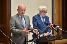 ÚS po předběžném opatření čelil kritice, vulgarismům i výhrůžkám