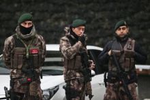 AFP: Úřady v Ankaře před summitem NATO pokračují v zatýkání novinářů a aktivistů