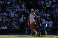 Nosková postoupila poprvé do čtvrtfinále Wimbledonu, Bouzková neuspěla