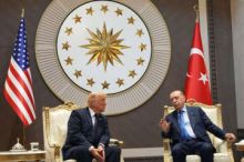 Trump přiletěl na summit NATO do Turecka, sešel se s Erdoganem