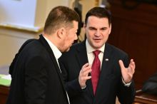 Macinkův krok otevřel trhlinu v koalici. Babiš kvůli Ukrajině usadil Okamuru
