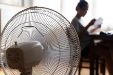 Domácí klimatizace z PET lahví: Návod, jak přežít tropické dny i bez drahých přístrojů