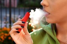 Mýtus o zdravější alternativě padá. Vědci přišli s dosud nejtvrdším varováním před e-cigaretami