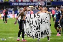 Argentinští fotbalisté slavili výhru nad Anglií s kontroverzním plakátem