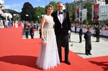 Karlovy Vary se loučí. Na závěrečném večeru festivalu si hvězdy přebraly ceny