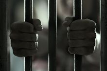 Francouzští poslanci schválili doživotí za opakovaná znásilnění dětí
