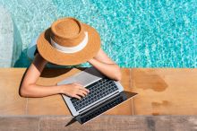 Palubní deska auta se v létě rozpálí až na 80 °C. Mobilům hrozí poškození baterie, riziková je i navigace