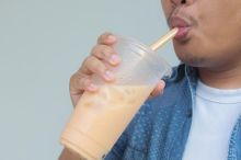 Trest za olíznutí brčka. Singapur uložil mladému Francouzi tučnou pokutu