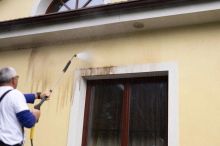 Venkovní omítka nemusí stárnout rychle. Rozhoduje voda, detaily a včasná oprava