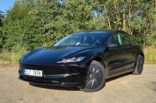 Levněji to nejde. Tesla osekala Model 3 na kost a soupeří s malými auty, bude to ale stačit?