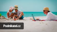 Práce z pláže a dilema, kam s dětmi. Český internet řeší letní přežívání
