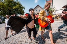 Průvodem masek začal v Lipnici nad Sázavou festival Quijotova šedesátka