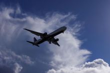 Nákladní letadlo se nad Lipskem zřejmě srazilo s dronem. Letiště omezilo provoz