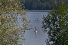 Na paddleboardu používejte bezpečnostní popruh, radí policisté a záchranáři