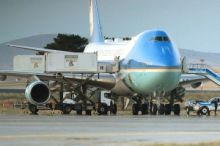 Trump se při odletu ze summitu NATO ukryl v kontejneru na jídlo, píší média