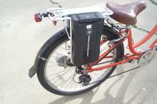 Cyklistovi v Plzni vybuchla v batohu baterie do elektrokola. Je vážně zraněný